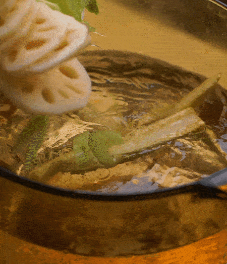 把玉米筍（對半切開）、西芹（切斜片）、蓮藕（切片），放入開水鍋內，加點少許鹽、油，汆燙2分鐘。