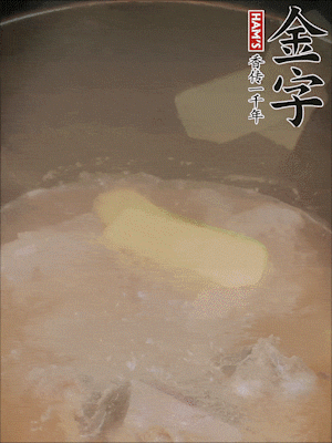 排骨洗凈，加生姜、黃酒焯水，溫水洗凈備用。