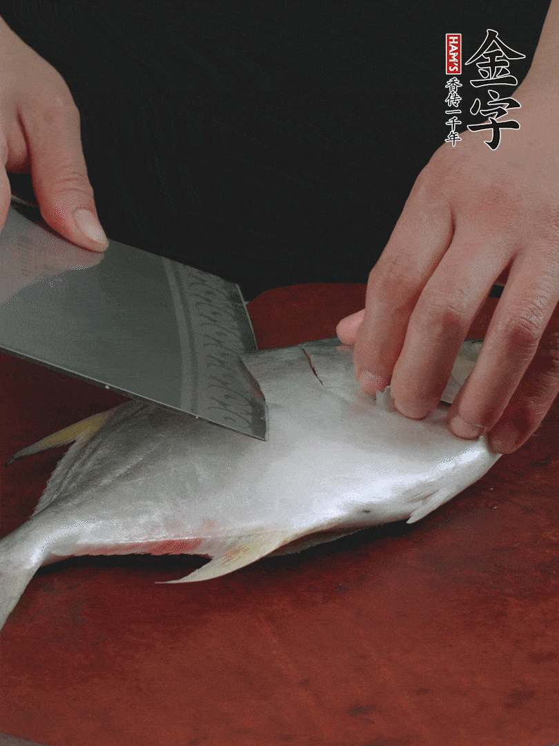 處理干凈銀鯧魚1條，表面斜刀切出花刀。