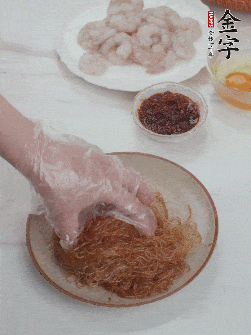 粉絲泡軟后，入沸水煮10秒，撈出后加1/2勺老抽、1/2勺食用油挑松。