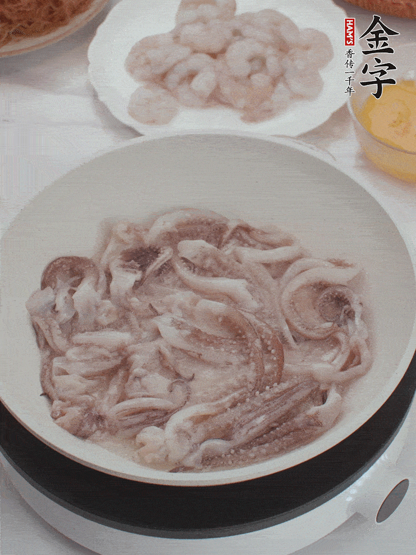 蝦仁、魷魚滑油，蛋液炒制半熟。
