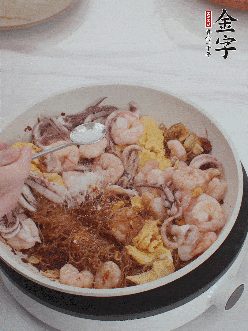 加雞蛋，蝦仁，魷魚混合。
