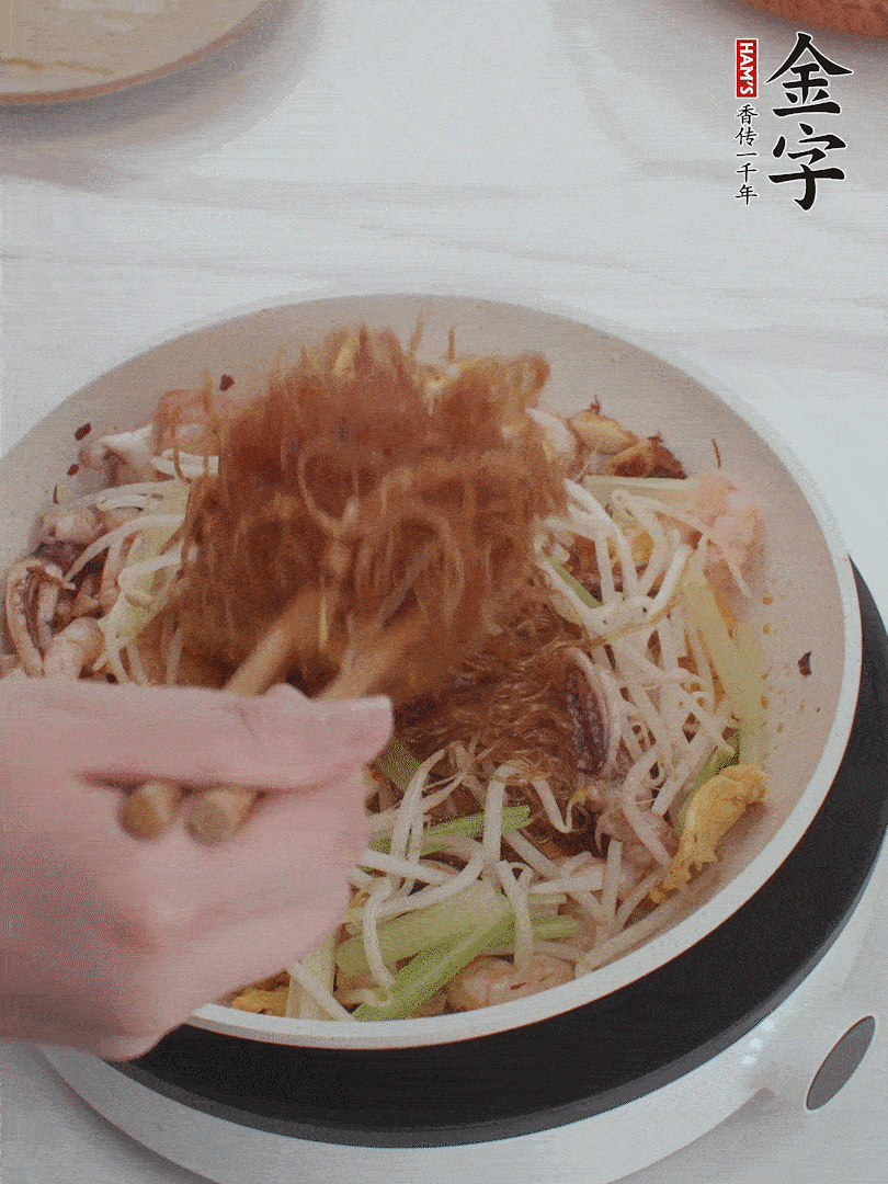 放焯好水的香芹、豆芽翻炒挑松。