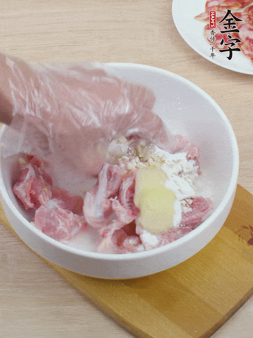 洗凈的小排，加鹽、姜、蒜末、淀粉、胡椒粉抓勻，腌制15分鐘。