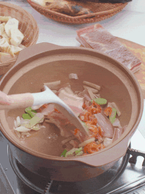 砂鍋中倒入油，放入姜片、蔥段、咸肉、海米炒出香味。