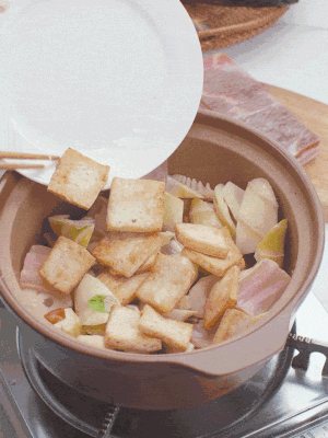 依次下春筍、豆腐，開水沒過食材。
