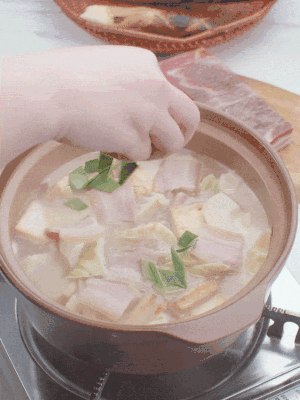一小撮鹽、糖、雞精調(diào)味，最后撒點蒜葉點綴。