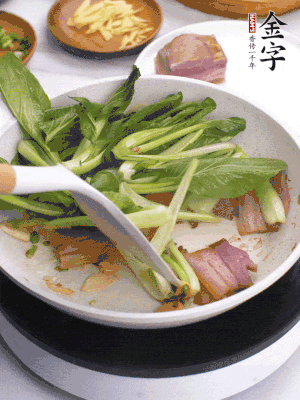 下小青菜翻炒，菜梆子變軟時，撒一點鹽、雞精調味。