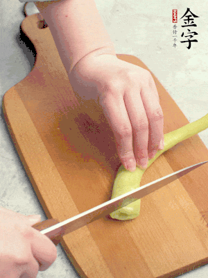 蔥切段，姜切絲，辣椒斜切成塊。