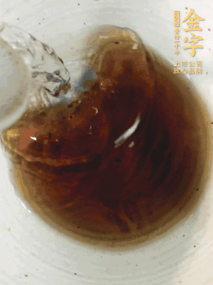 黃酒中加清水、蒸魚豉油、白砂糖混合均勻。