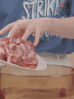 排骨剁小塊，加姜片、料酒沸水下鍋焯水。