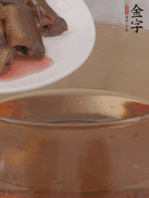 處理干凈的黃鱔段，加姜片、料酒沸水下鍋焯水。撈出用涼水沖洗干凈。