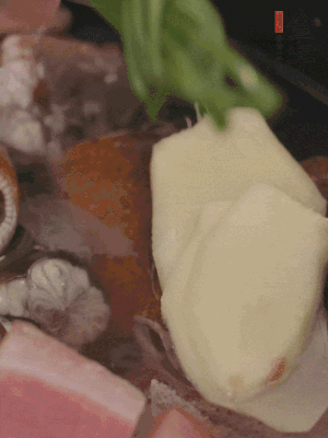 加姜片、蔥結、料酒。