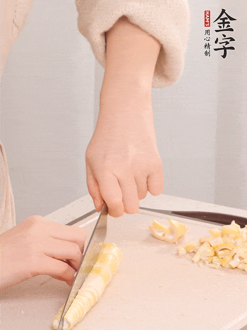 春筍去皮切小塊，焯水2分鐘左右