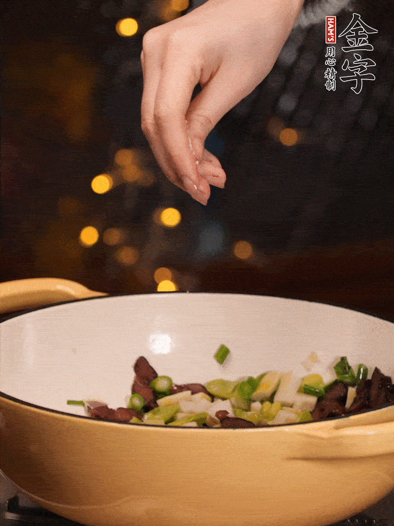 可以加點點水，再加菜苔，加點鹽、味精調味