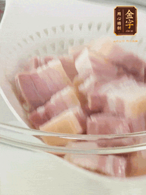 金字淡咸肉、排骨分別加料酒、蔥、姜冷水下鍋焯水，水開撇去浮沫撈出。