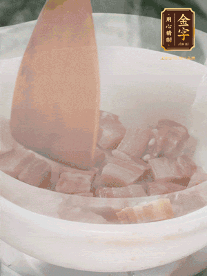 砂鍋內咸肉微微煸出香味，再倒入開水。放排骨滾開后轉中小火篤30分鐘。（水盡量一次加足，以免中途加水沖淡鮮味。這一步是湯底濃白的關鍵）