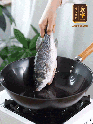 熱油，加1大勺豬油、姜片，再下鱸魚，煎至定型后翻面。（加點(diǎn)豬油，燉出的魚湯更容易變?yōu)榍逅哪贪咨?。?>
					</div>
					<span>步驟 3/6</span>
					<p>熱油，加1大勺豬油、姜片，再下鱸魚，煎至定型后翻面。（加點(diǎn)豬油，燉出的魚湯更容易變?yōu)榍逅哪贪咨?。?/p>
				</li><li>
					<div   id=