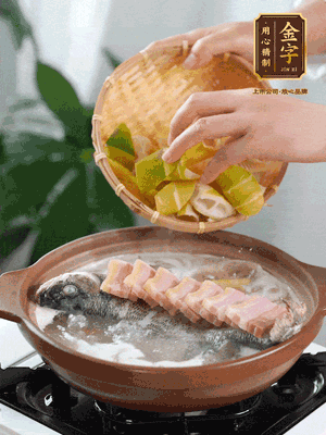 倒開水燉煮后轉(zhuǎn)移入砂鍋，淋料酒去腥、加少許鹽調(diào)味，再依次加咸肉、春筍燉煮15分鐘。