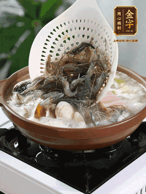 最后加一把蛤蜊、一把河蝦燜2分鐘，放一點(diǎn)白胡椒粉調(diào)味，撒上蔥花點(diǎn)綴！